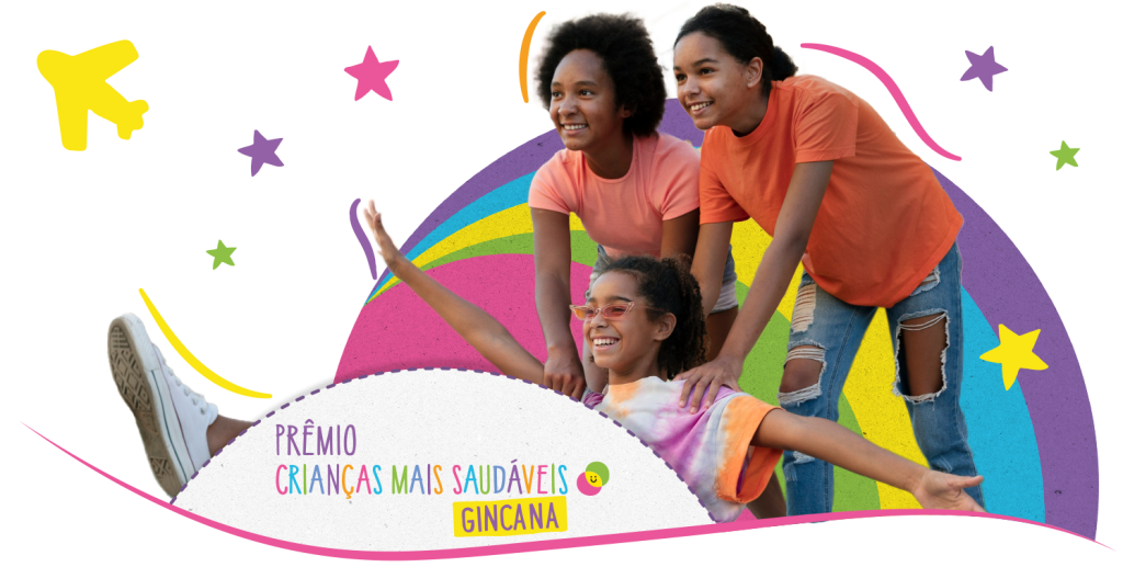 Três garotas sorrindo e brincando com um arco-íris e estrelas coloridas ao fundo.